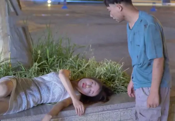 sex hang xom Gã ăn mày cơ hội đưa cô gái say xỉn về nhà rồi tranh thủ địt…